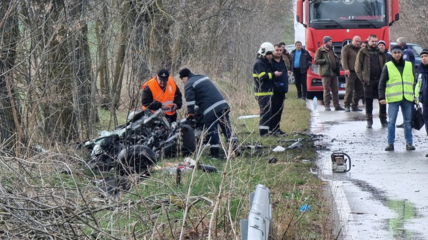 Двама загинаха, а 8 са ранени, след челен удар край Добрич (снимки)