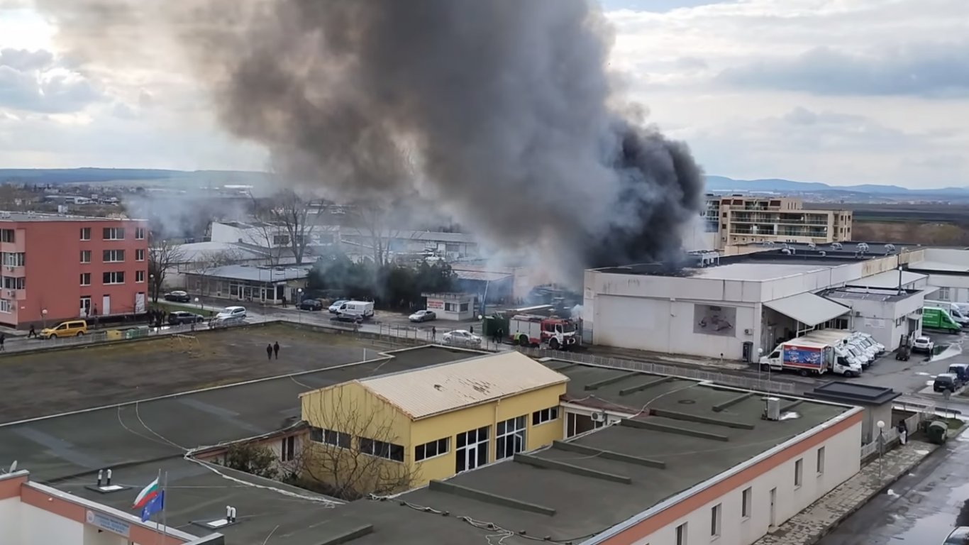 Пожар избухна в склад за хранителни стоки в Слънчев бряг (видео)