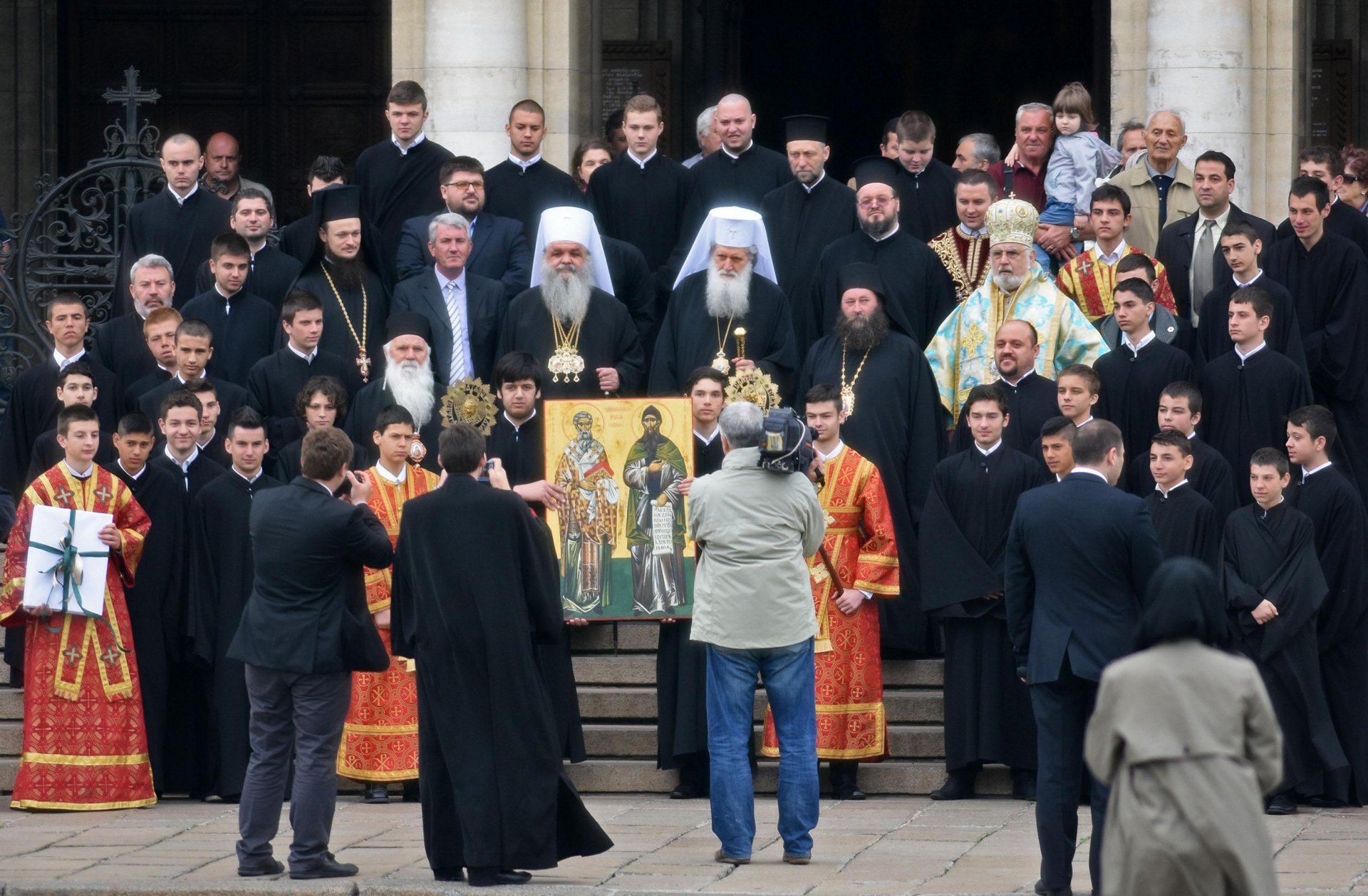 11 май 2015 г. — Патриарх Неофит и Стефан, архиепископ Охридски и Македонски и митрополит Скопски току-що са отслужили празнична литургия в храм-паметника "Св. Александър Невски" по повод на църковния празник на братя Кирил и Методий. На празничната литургия присъстваха учени от БАН и македонската академия на науките. Светският празник за Светите братя бележи началото си през Възраждането и се свързва с училищните тържества, които са били организирани на 11 май, когато църквата вече е почитала създателите на славянската писменост.