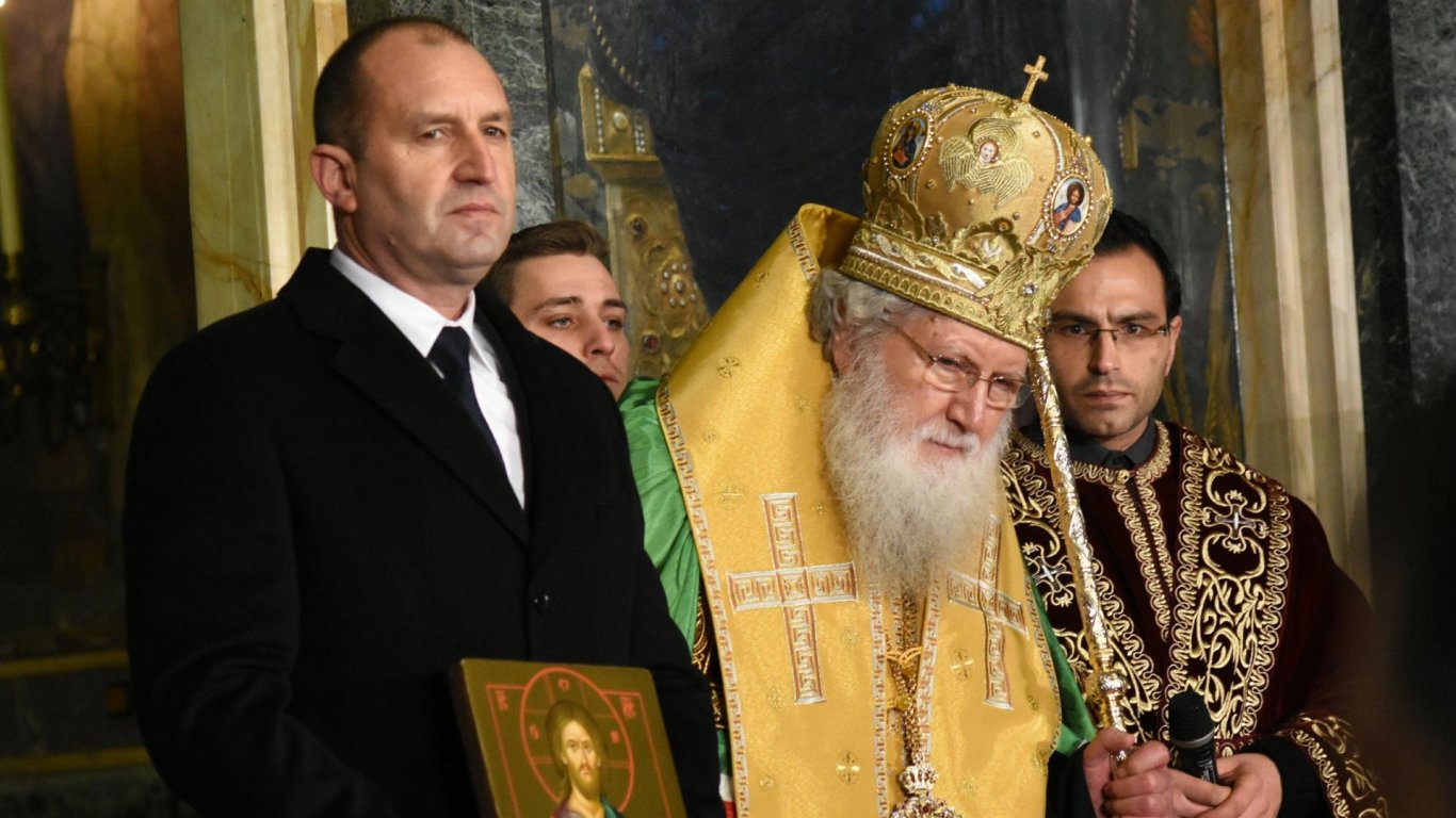 22 януари 2017 г. - Патриарх Неофит е до Румен Радев по време на церемонията по встъпване в длъжност на президента на Република България. Негово светейшество благослови новоизбрания държавен глава и отслужи молебен.