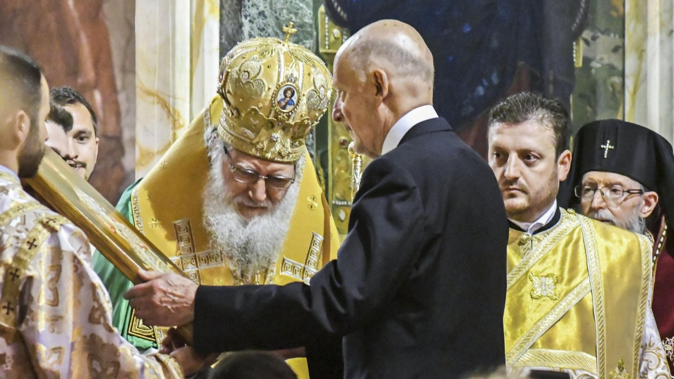 19 юни 2017 г. - Неофит Български със Симеон Сакскобургготски. В този ден патриархът служи благодарствен молебен по случай 80-ия рожден ден на последния български цар и бивш министър-председател.