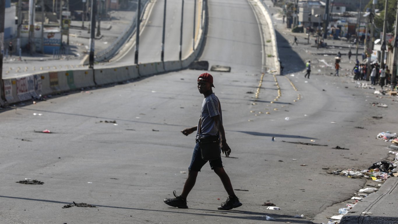 САЩ и ООН започнаха да изтеглят служителите си от Хаити