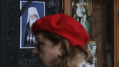 Камбанен звън в центъра на София извести кончината на Неофит 
