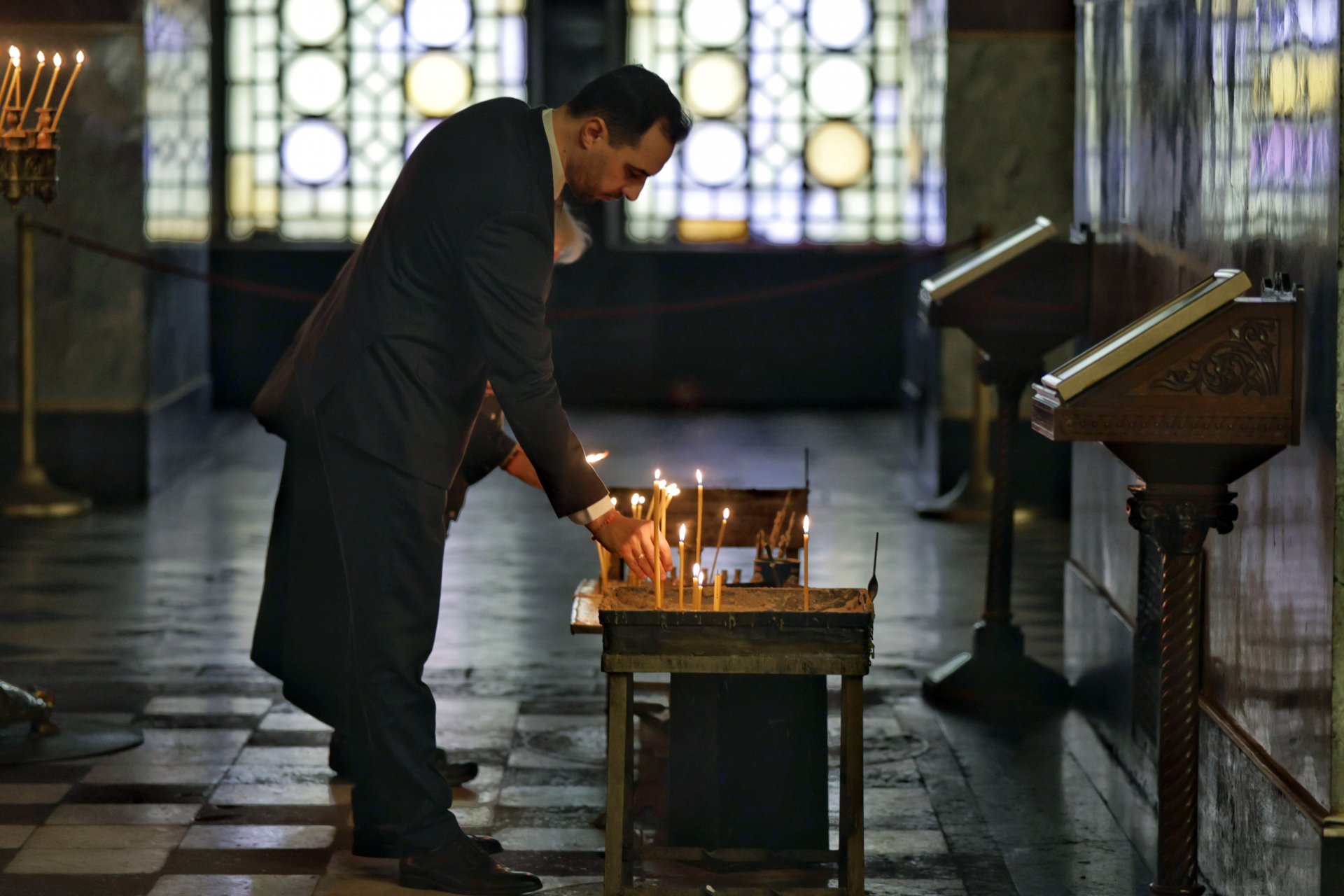 Министърът на икономиката и индустрията Богдан Богданов запали свещ рано сутринта в патриаршеската катедрала "Св. Александър Невски"