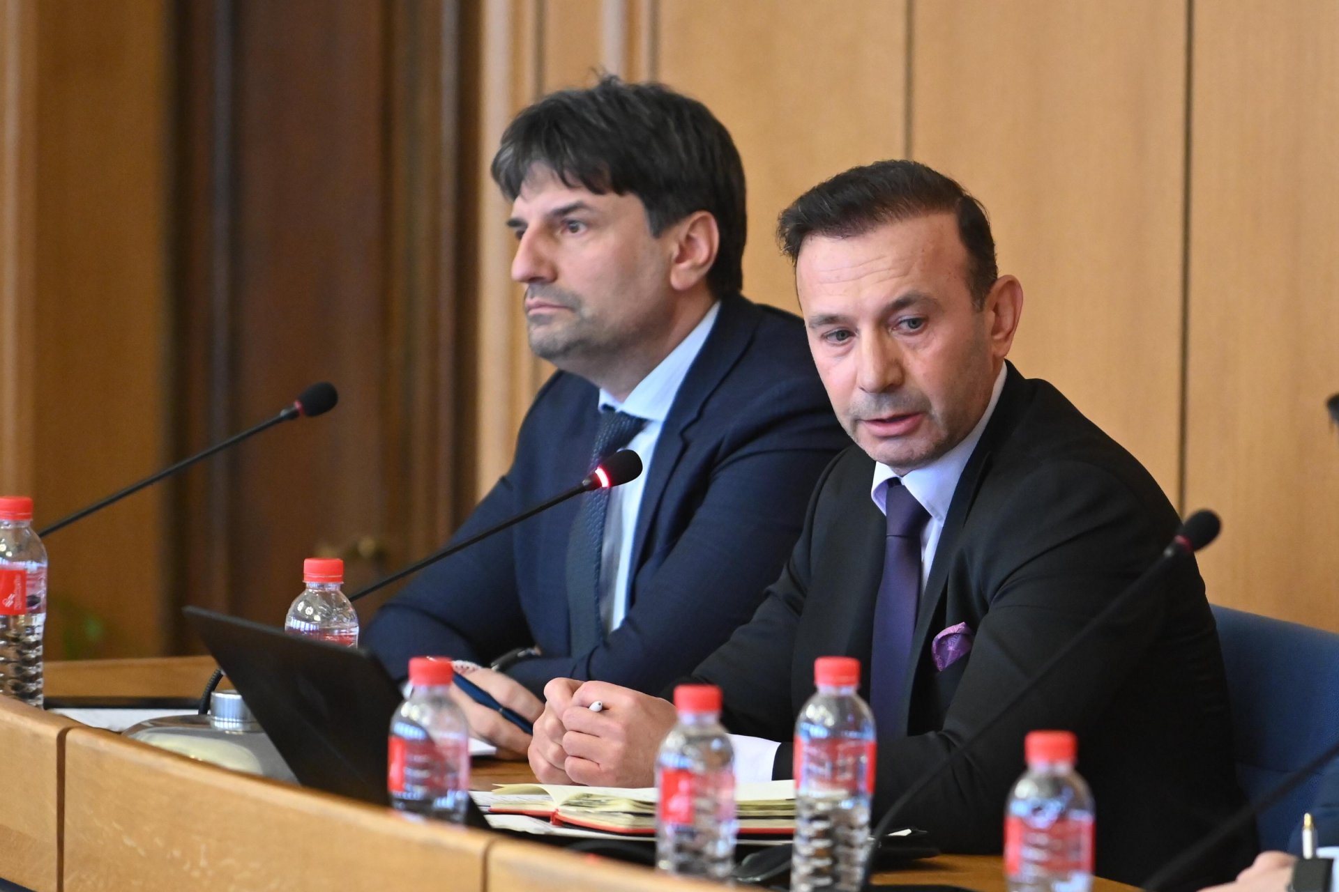 Шефът на СДВР гл. комисар Любомир Николов и гл. секретар на МВР Живко Коцев докладват пред общинските съветници по двата случая, предизвикали дискусии 