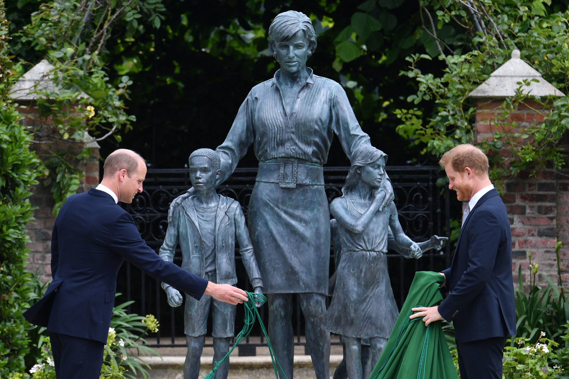 Принц Уилям и принц Хари откриват поръчана от тях статуя на майка си Даяна в двореца Кенсингтън на нейния 60-и рожден ден на 1 юли 2021 г. в Лондон, Англия