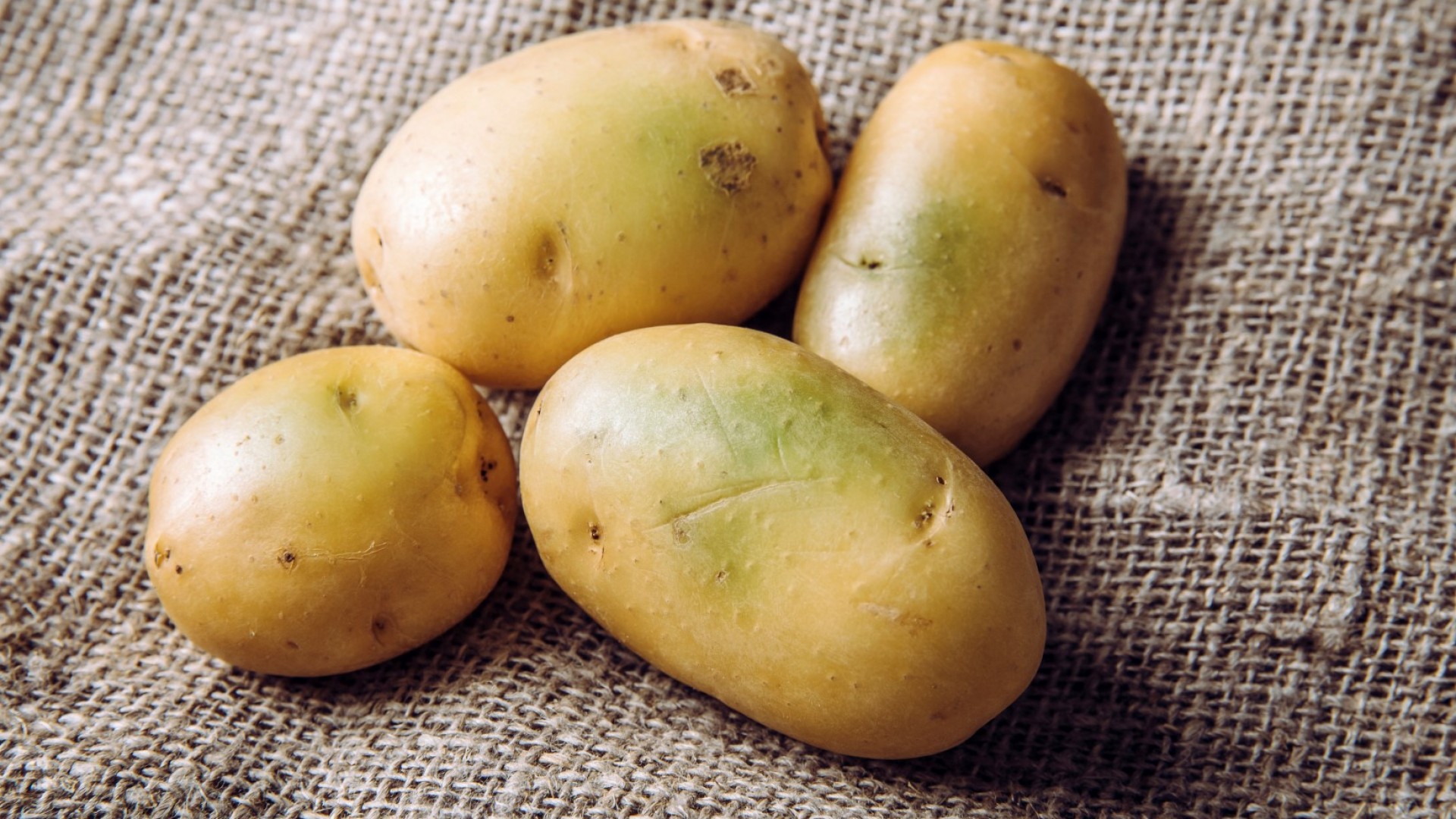 Опасно ли е да ядете зелени картофи