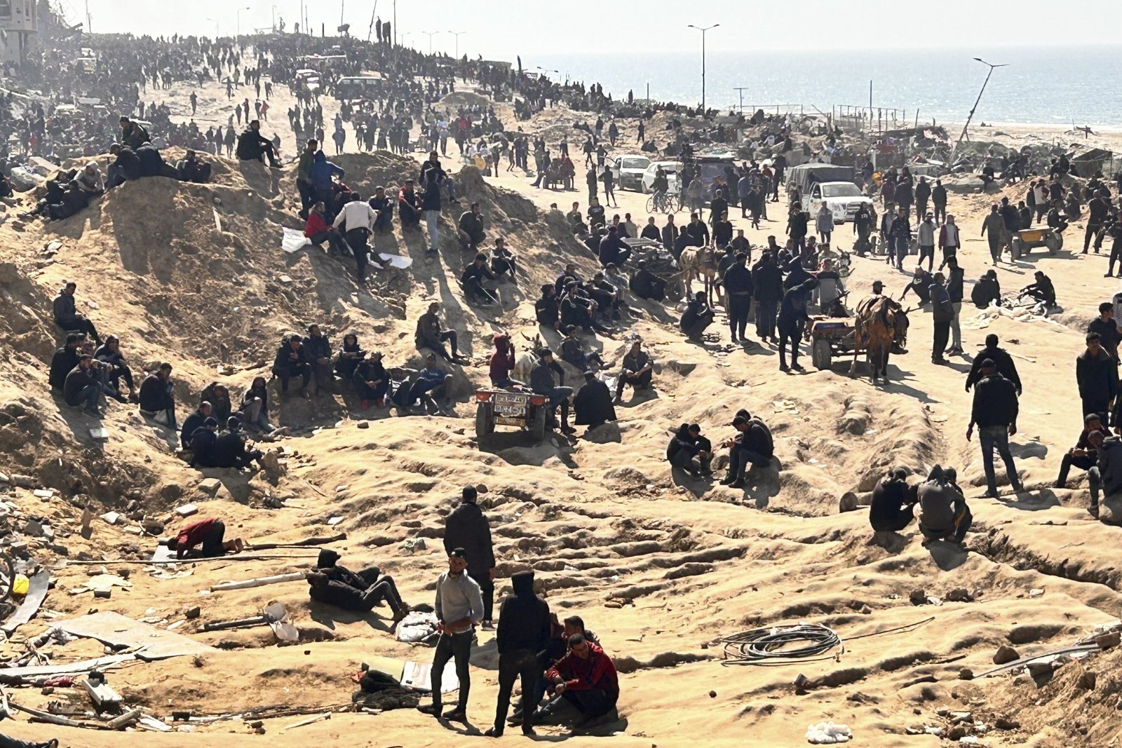 Палестинци чакат за хуманитарни помощи в град Газа, 25 февруари 2024 г. 