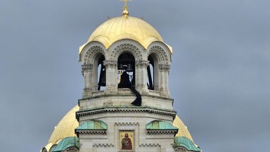 Десетки чакащи се бяха събрали от рано пред храма за