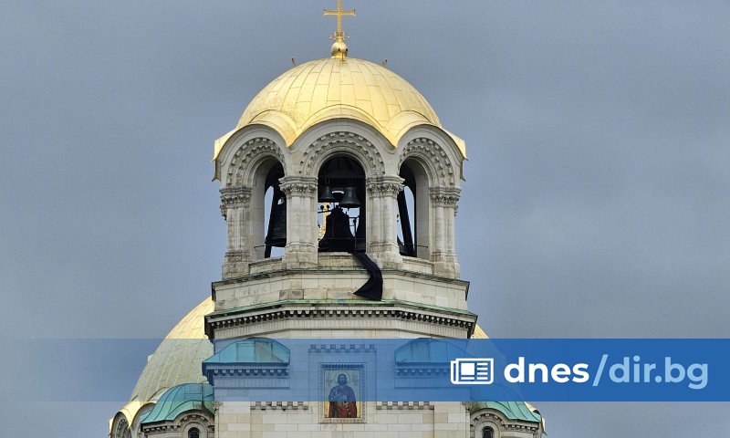 Десетки чакащи се бяха събрали от рано пред храма, за