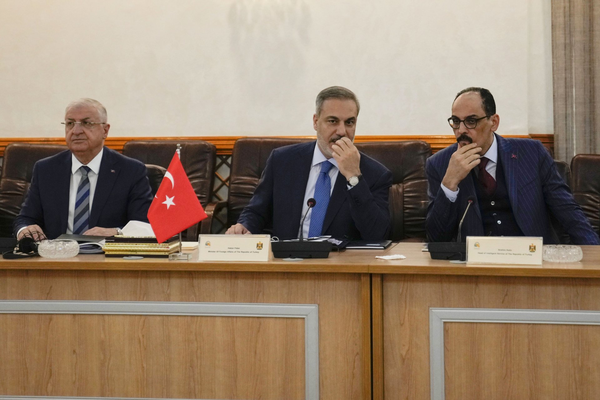 Хакан Фидан (в центъра), Яшар Гюлер (вляво) и Ибрахим Калън на срещата във външното министерство в Багдад
