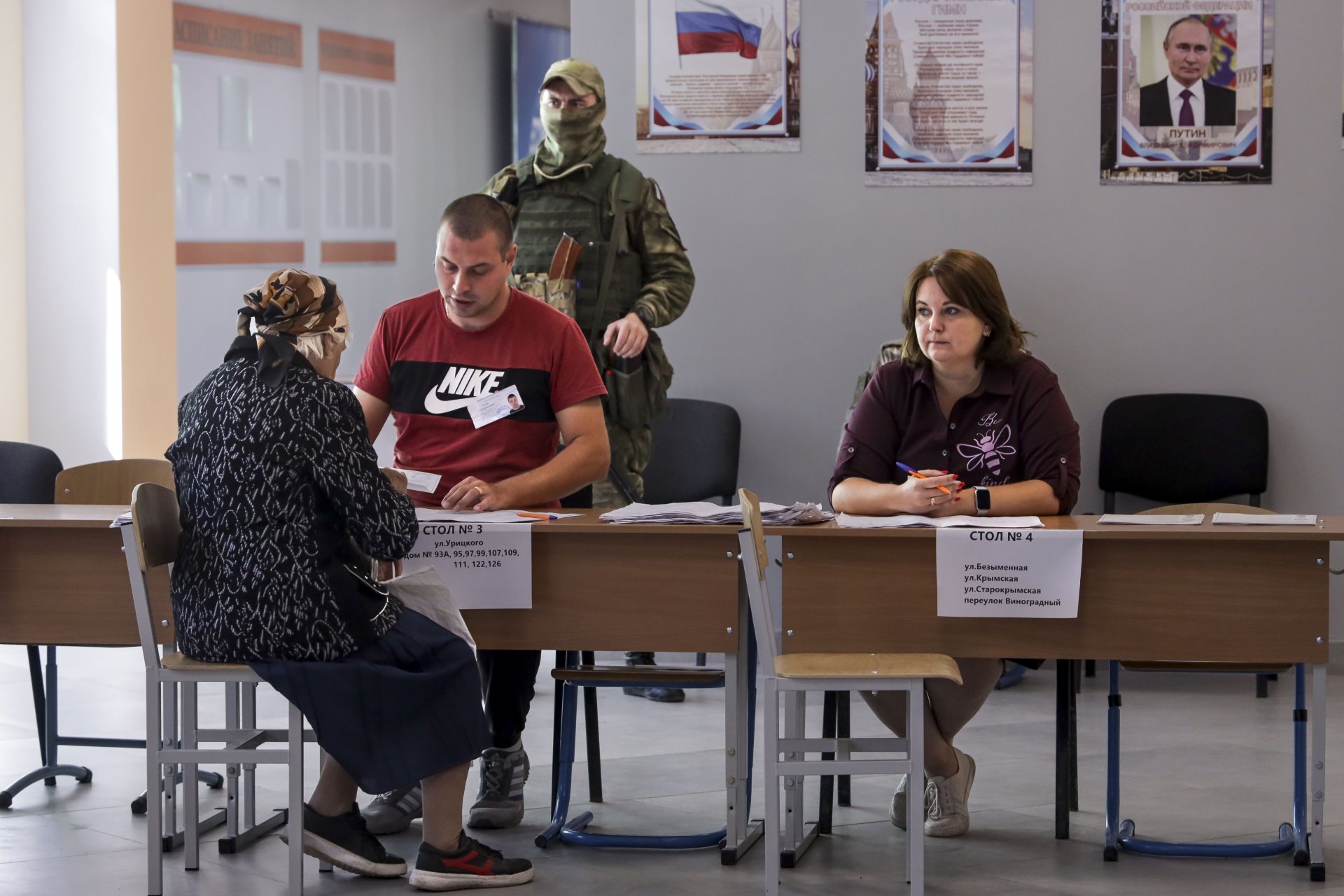 Гласуване на местни избори в Мариупол, с портрет на руския президент Владимир Путин на стената, 10 септември 2023 г. 
