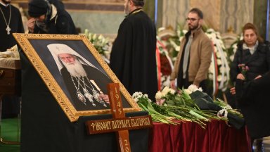 В 9 часа бяха отворени храмовите порти и ще останат