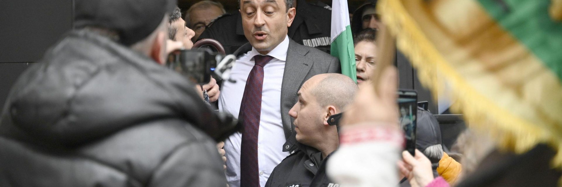 Демонстранти обсадиха Лорер в кафене до НС, от ПП искат да бъдат наказани (видео)