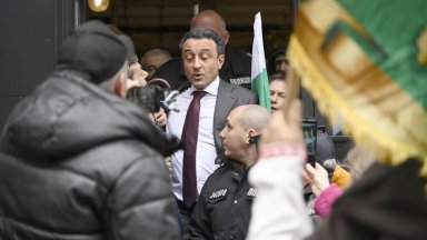 Демонстрантите нападнаха депутата от ПП с редица обвинения сред които