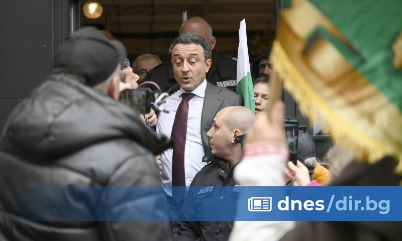 Демонстрантите нападнаха депутата от ПП с редица обвинения, сред които