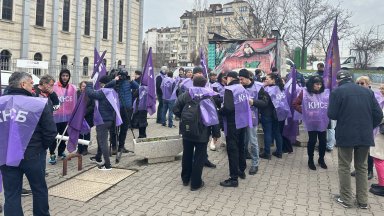 Протестът се провежда пред един от входовете на метростанция Сердика