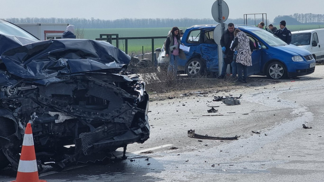 Верижна катастрофа затвори за часове пътя Добрич - Варна, двама са в реанимация (снимки)