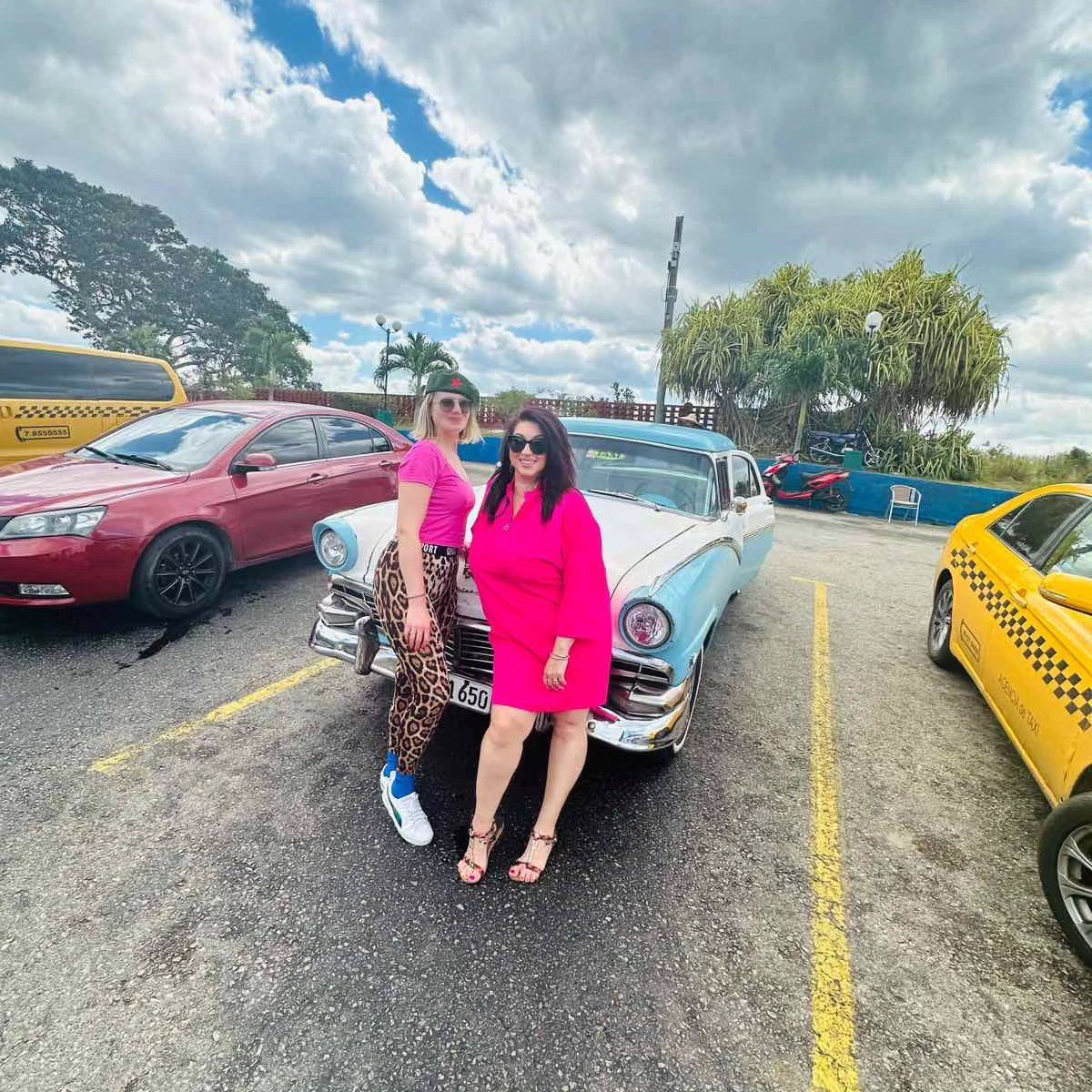 Юлия и Криси  с такси по пътя към Варадеро 