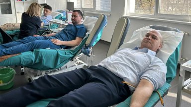 Лекари от УМБАЛ Бургас и полицаи даряват кръв за непознати хора в нужда