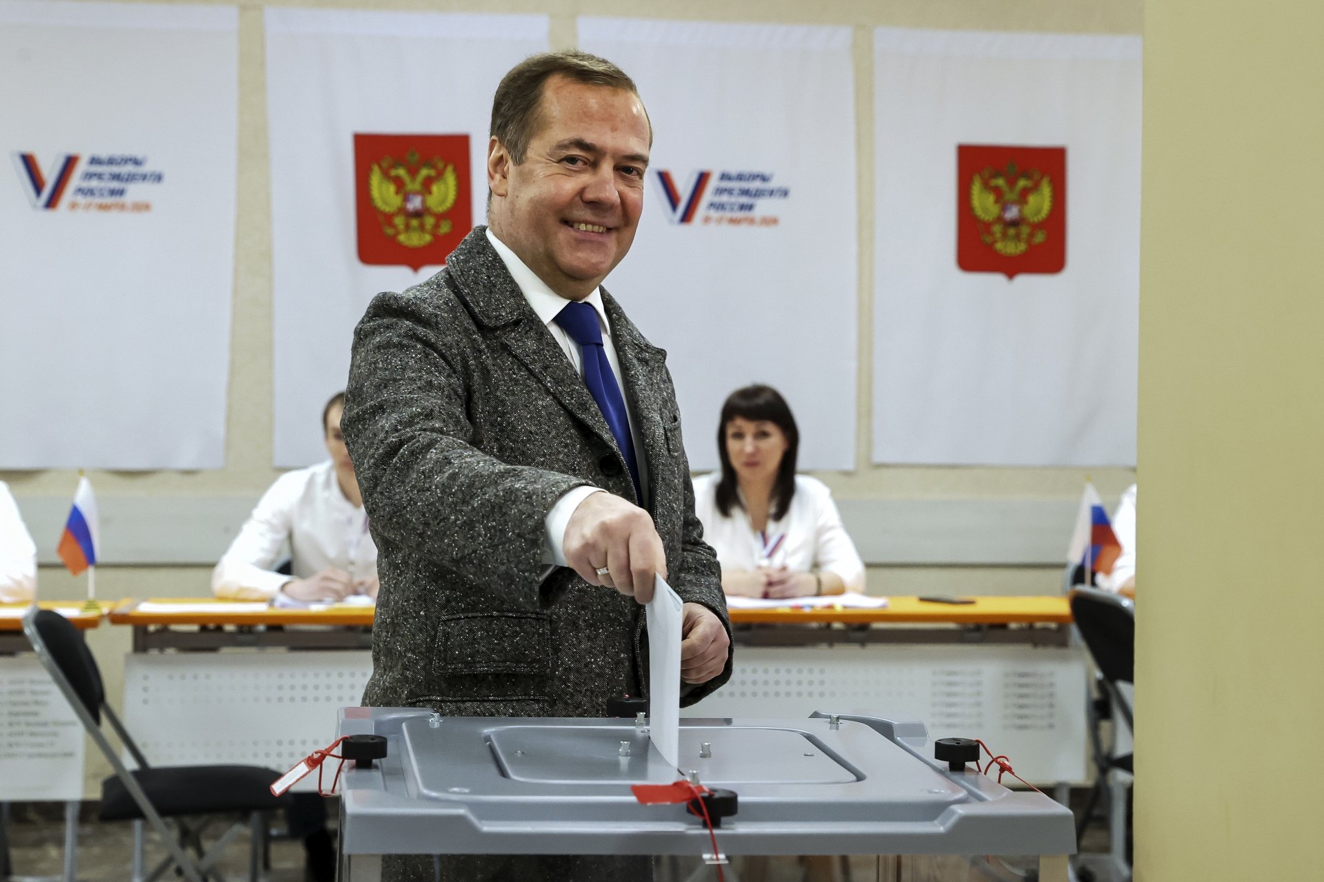 Заместник-председателят на Съвета за сигурност на Русия и ръководител на партията Единна Русия Дмитрий Медведев гласува в избирателна секция по време на президентски избори извън Москва