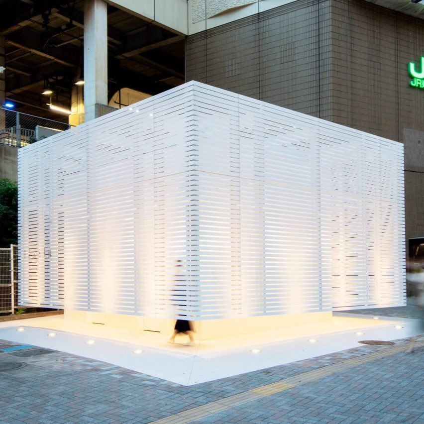  Kashiwa Sato, който е графичен дизайнер, конструира тази тоалетна във формата на кутия от алуминиеви пластини 