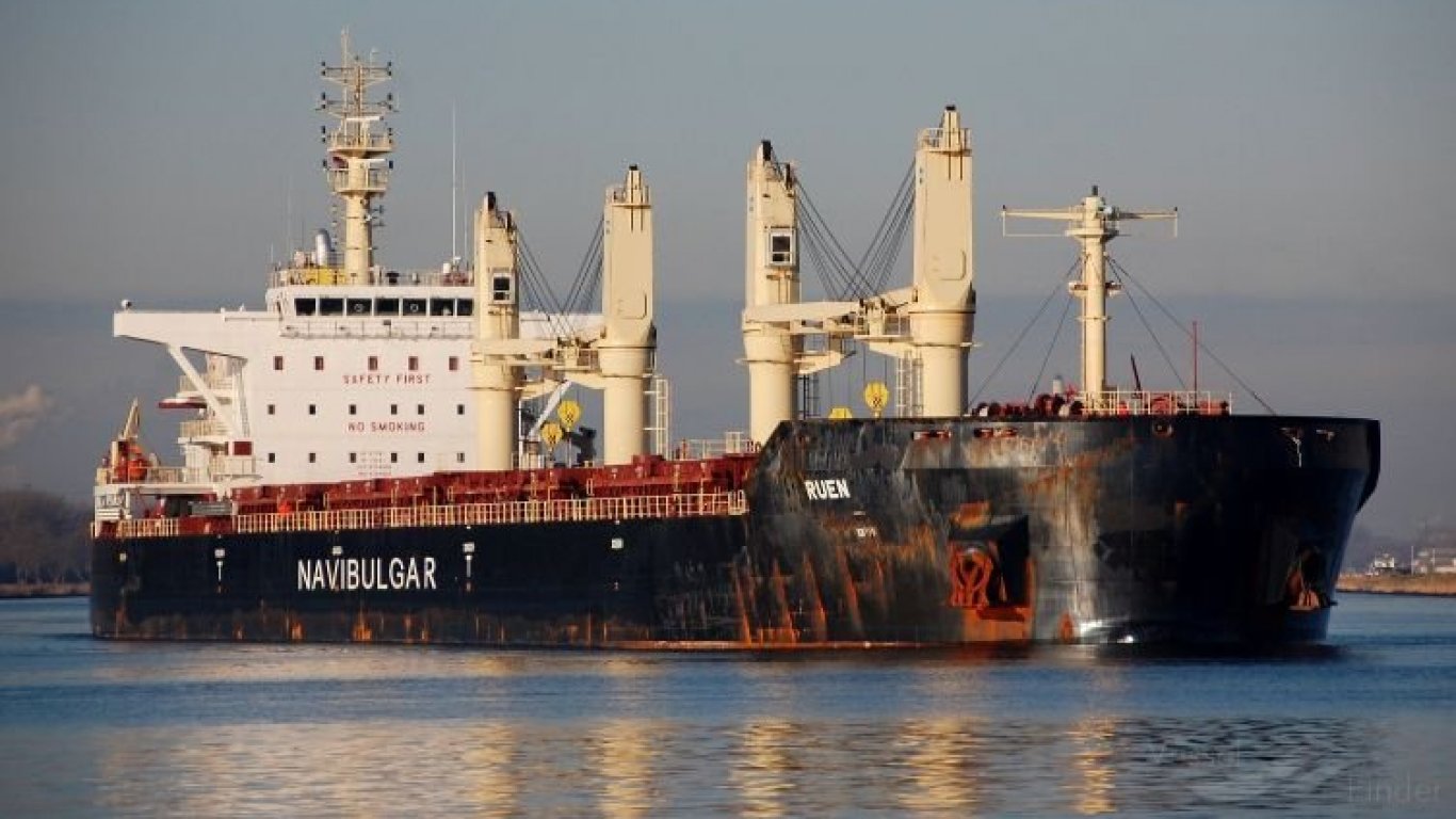 Моряците от кораба "Руен" пътуват към Оман с 10 души охрана