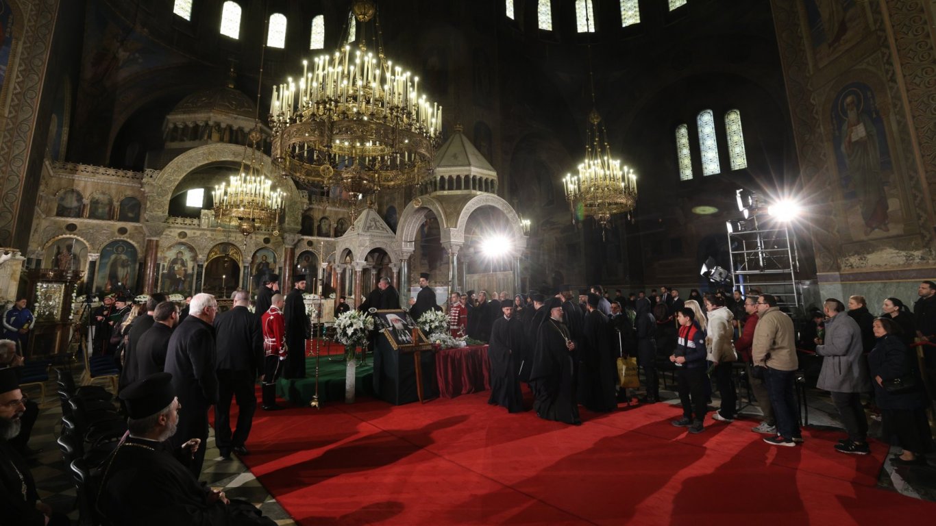 В храма миряни, духовници, държавници и дипломати си взимат сбогом с патриарх Неофит 