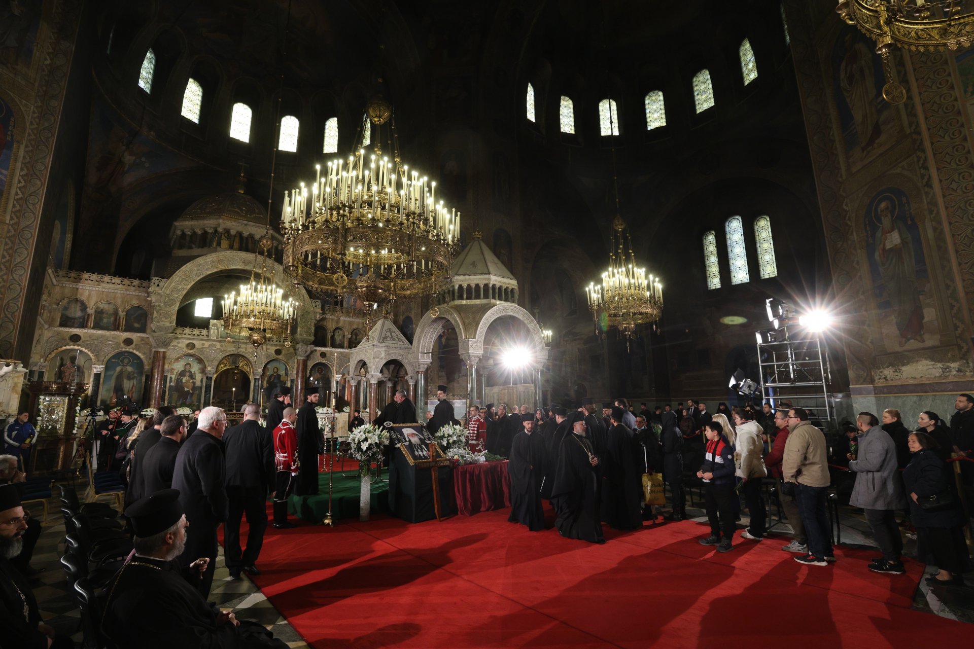 В храма миряни, духовници, държавници и дипломати си взимат сбогом с патриарх Неофит 