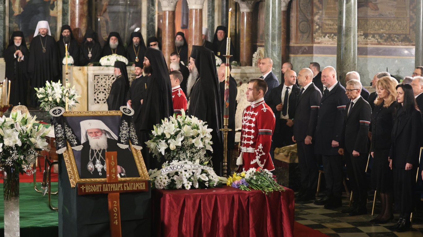 Политици отдадоха почит на покойния патриарх 
