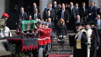 При митрополитската катедрала Св Неделя започна погребението на патриарх Неофит Ковчегът