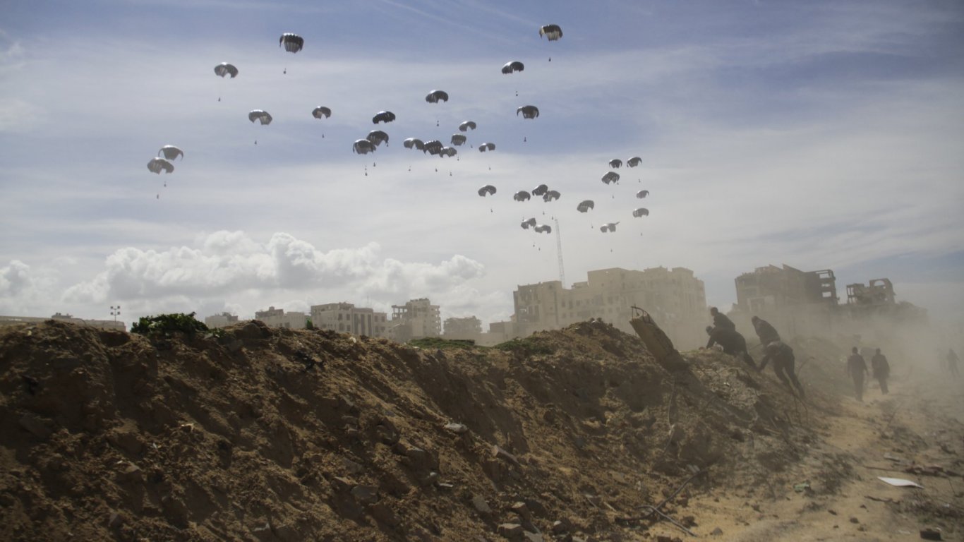 Германските военновъздушни сили извършиха първата си въздушна доставка на помощи над ивицата Газа