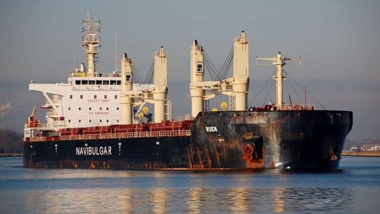 Петимата моряци от отвлечения кораб "Руен" се завърнаха във Варна