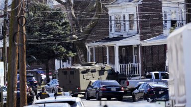 Бездомник уби трима души и се барикадира в дом във Филаделфия, държи заложници