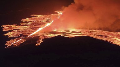 Вулканът на Рейкянес отново бълва дим и лава (снимки/видео)