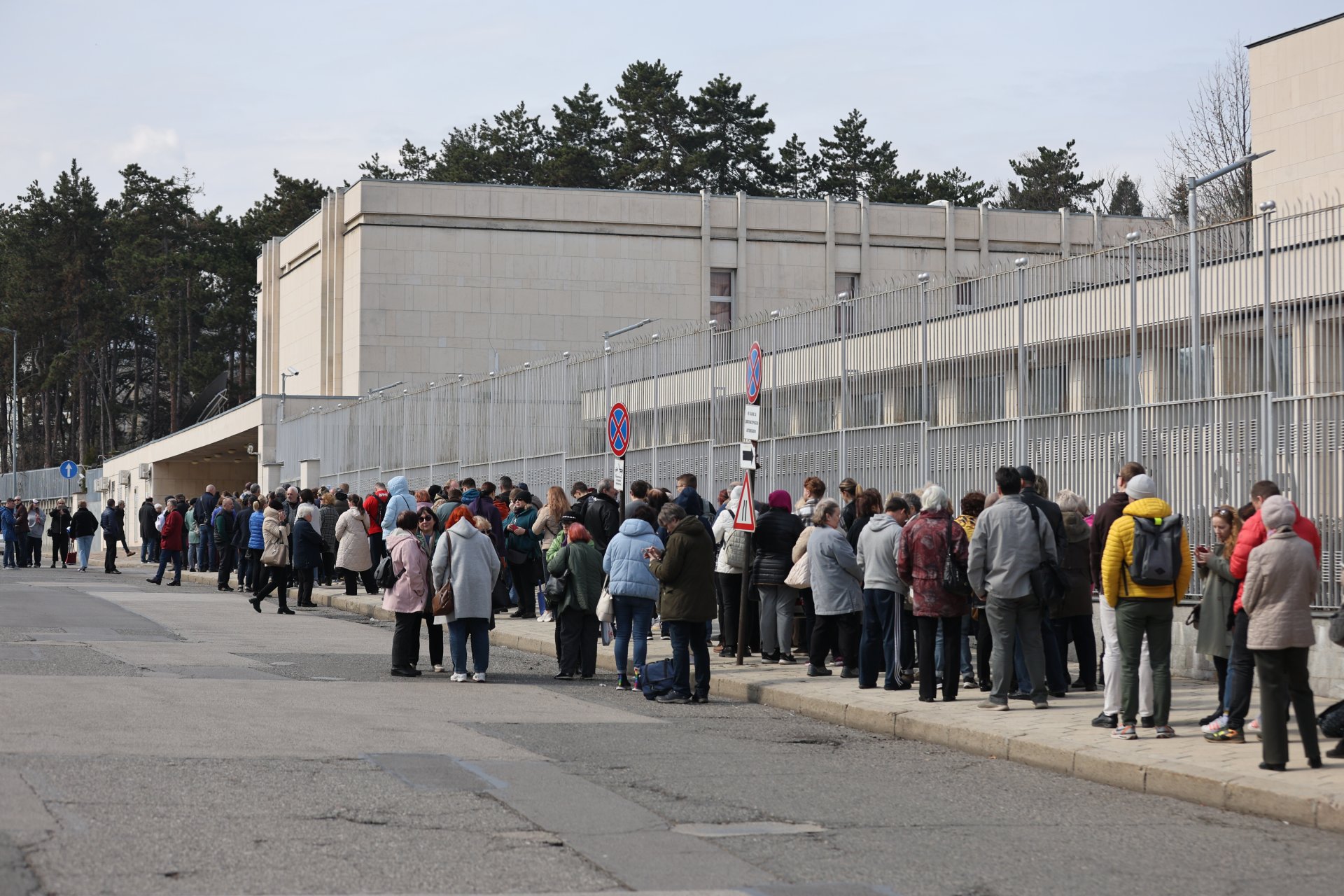 Междувременно пред вратите на посолството се изви огромна опашка от руски граждани, живеещи у нас, които искат да гласуват на президентския вот