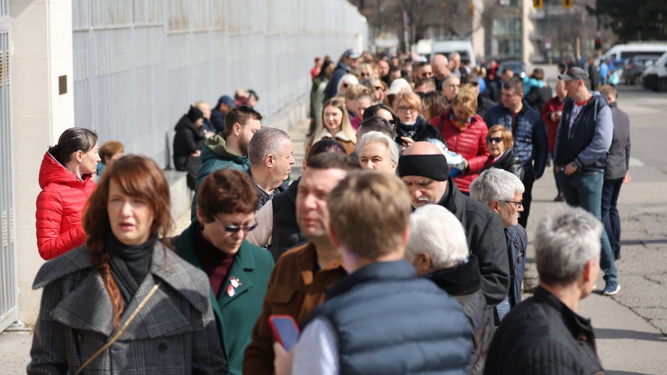 Опашки от желаещи да гласуват и протест пред руското посолство в София 