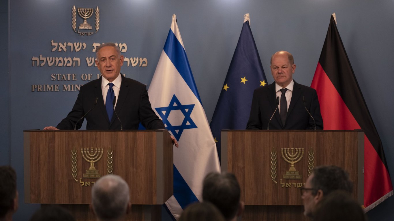 Шолц критикува необичайно остро Израел, Нетаняху не се отказа от удари по Газа 