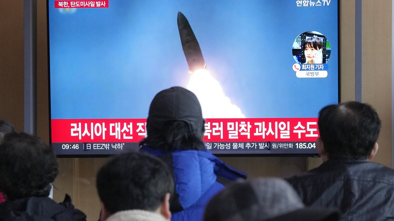 Пхенян изстреля няколко балистични ракети към източните си води