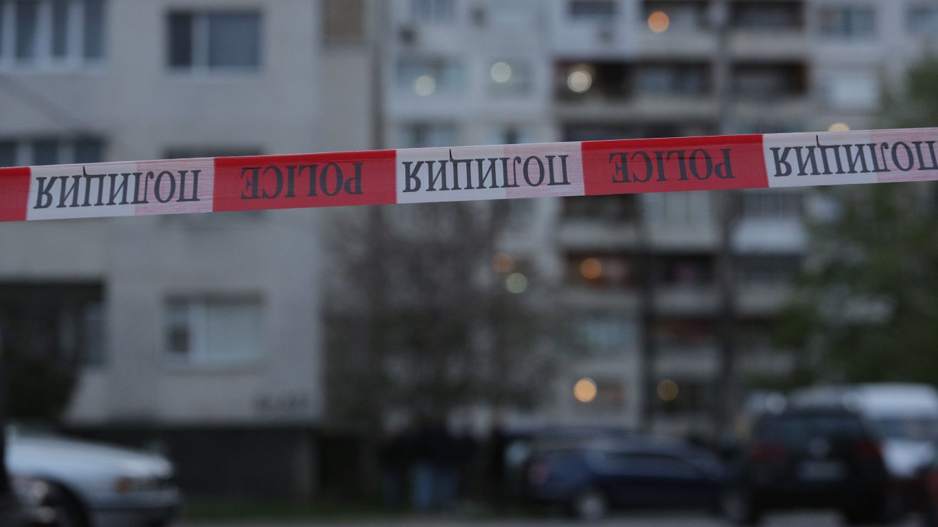Син уби майка си в Пловдив и остави тялото й на балкона