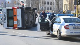 Линейка се преобърна след сблъсък с кола в центъра на София (снимки)