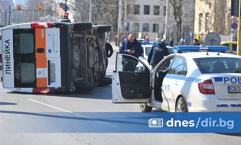 Снимка: Линейка се преобърна след сблъсък с кола в центъра на София