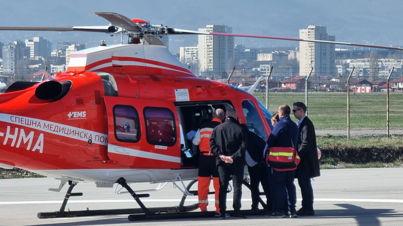 "Тренировка за спасителна мисия":  Първият ни хеликоптер за спешна помощ полетя (снимки)