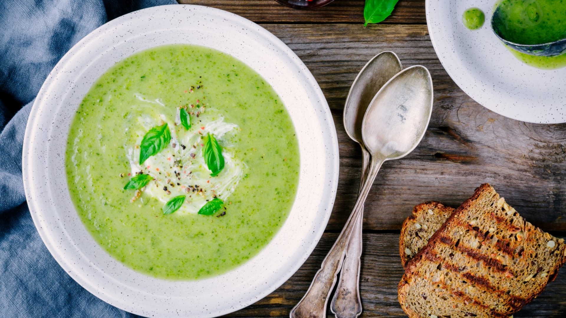 За 30 минути: Пролетна крем супа с картофи, тиквички, зелен лук и чедър