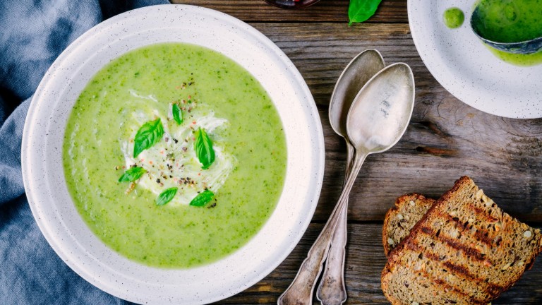 За 30 минути: Пролетна крем супа с картофи, тиквички, зелен лук и чедър