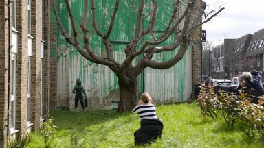 Нов графит на Банкси в Лондон отправя послание, свързано с околната среда