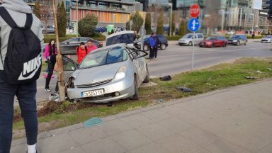 Кола се заби в стълб до спирка на градския транспорт на "Цариградско шосе"