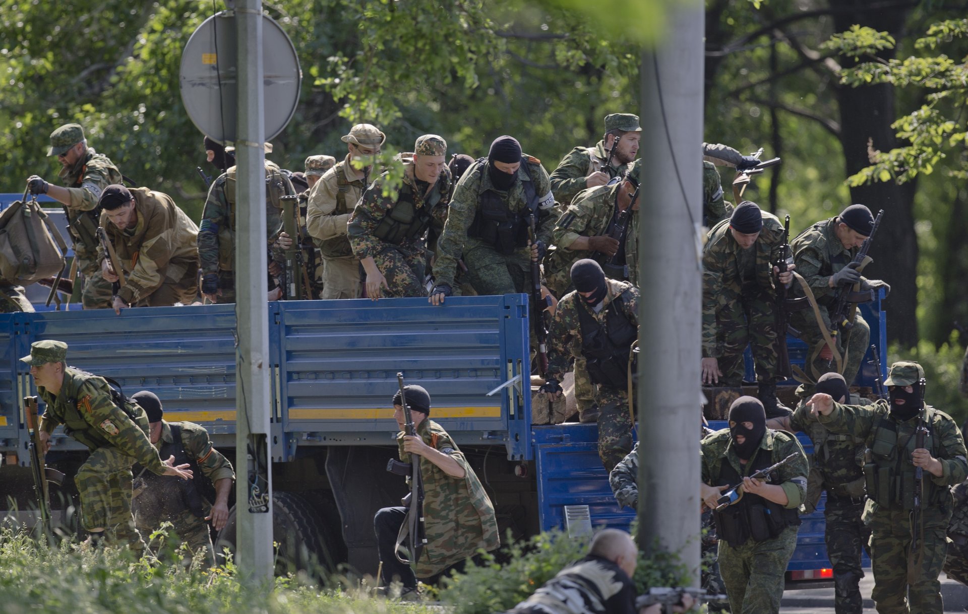 Проруски въоръжени мъже заемат позиции близо до летището извън Донецк, Украйна на 26 май 2014 г. Седмици след като Русия анексира украинския полуостров Крим на 18 март 2014 г.