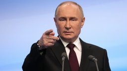 "Не е важно коя партия какви идеи излага": Путин събра в Кремъл кандидатите за поста му