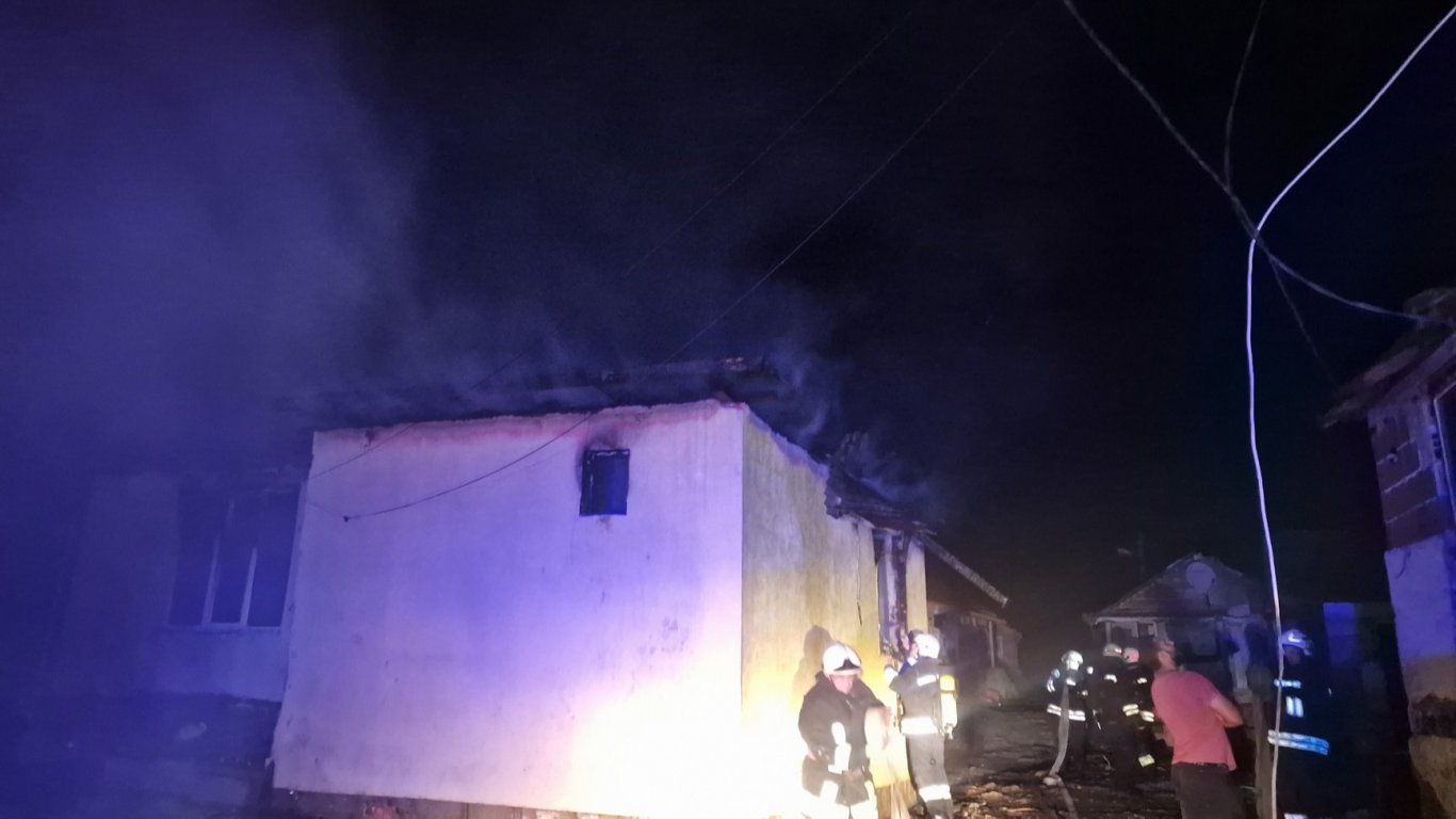 2 къщи изгоряха при пожар в ромската махала на смолянския квартал "Устово" (снимки)